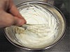 泡立て器で混ぜられる発酵バター