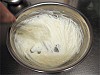 泡立て器で混ぜられるバターと砂糖