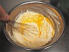 泡立て器で混ぜられる全卵とバター類