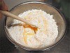 ゴムベラで混ぜられる粉類とバター類