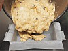 型に流し入れられる生地