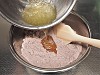 粉類に加えられる卵白。