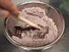 ゴムベラで混ぜられる粉類と卵白。