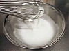 5分立て泡立てられた卵白