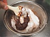 混ぜ合わされる生地とメレンゲ