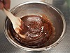 ゴムベラで混ぜられるアパレイユとブール・ノワゼット